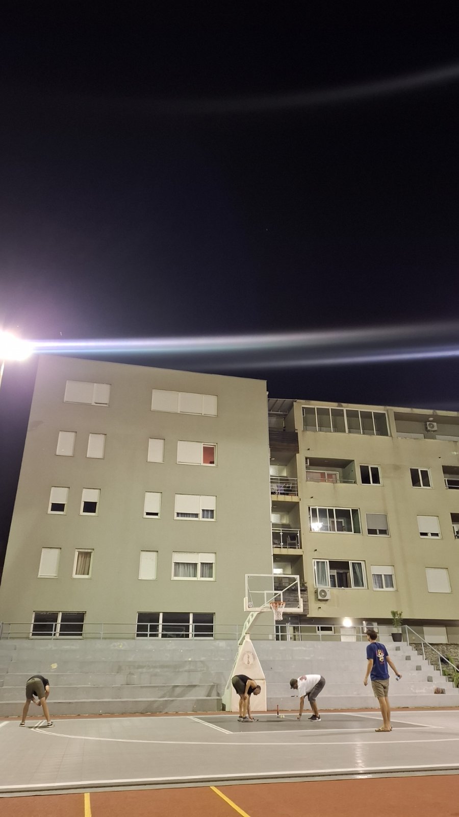 Volonteri precizno iscrtavaju bijele linije na novoj 3x3 podlozi